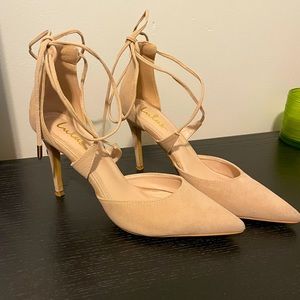 Lulu’s- women’s wrap around pointed toe heel size8